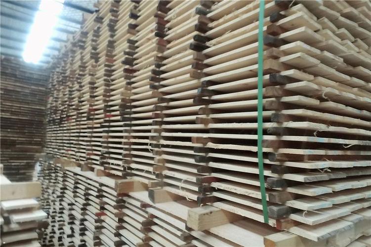 辐射松定制木材加工厂销售辐射松建筑木方 精品松木建筑方木